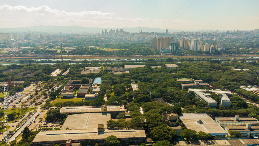Visão aérea da cidade universitária da USP com visão da marginal pinheiros captada por um drone em 2023. 