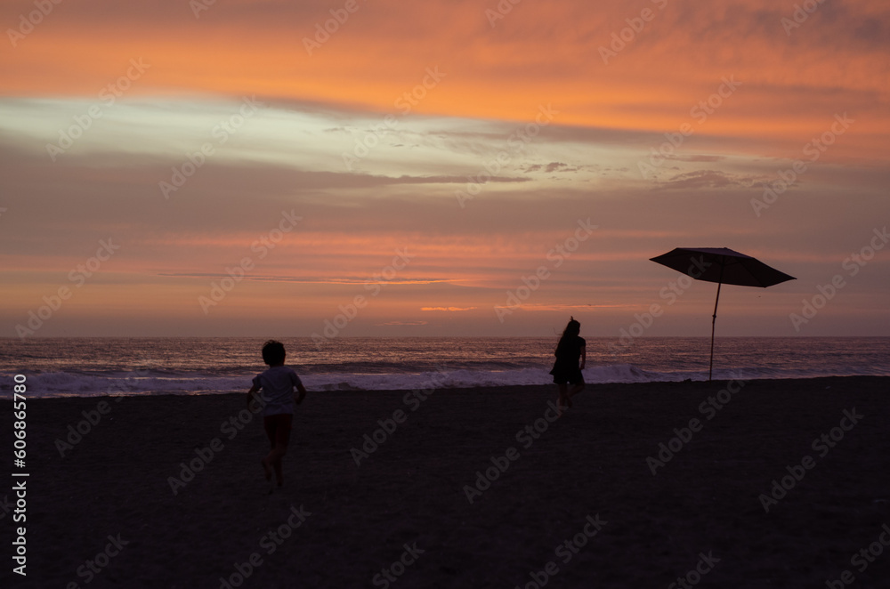 Fototapeta premium atardecer en la playa