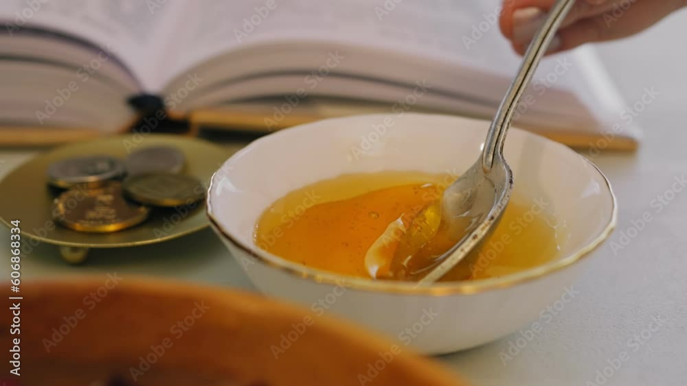 A Jewish woman conducts pre-wedding ceremonies for the sweetness of family life for honey. A Jewish woman conducts pre-wedding ceremonies for the sweetness of family life for honey.