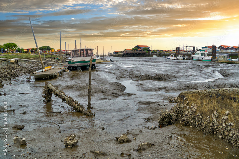 Φωτογραφία View of the town (commune) of Gujan-Mestras at low tide of the Atlantic Ocean in the Arcachon Bay in the early morning