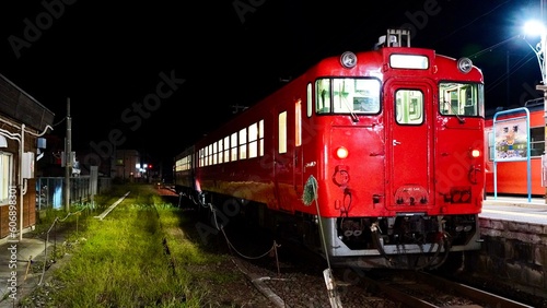 五能線の深浦駅に停車する赤い電車