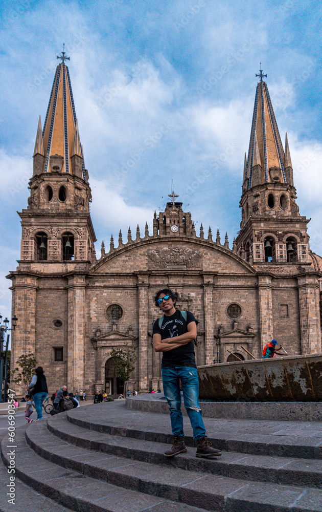 Turista en la santa Catedral de Guadalajara, iglesia. 
