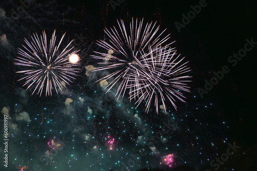 Obraz na płótnie Red yellow and green fireworks celebration w salonie