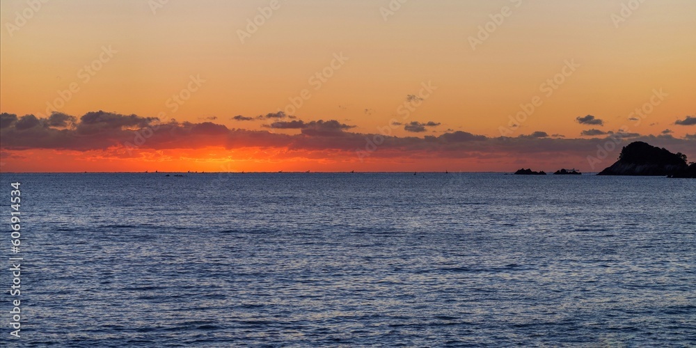 太平洋に朝日が昇る直前の幻想的な朝焼け情景