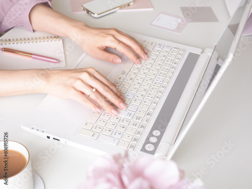 デスクでラップトップを使用する女性の手元、可愛い女性のワークスペース、オフィス、在宅勤務のコンセプト