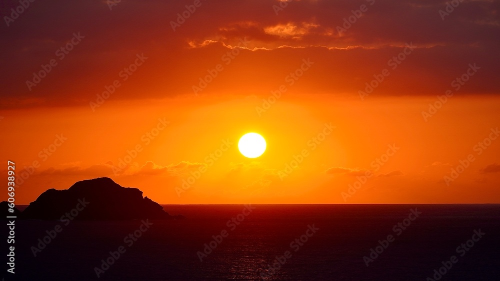 沖縄県慶良間諸島阿嘉島の新城展望台から見た夕焼けと久場島