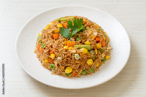  fried rice with green peas, carrot and corn