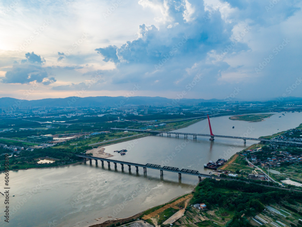 Naklejka premium bridge over the river in the city