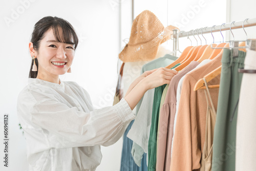 Fotomurale ショップ・服屋で働く笑顔の販売員・従業員・ショップ店員のアジア人女性