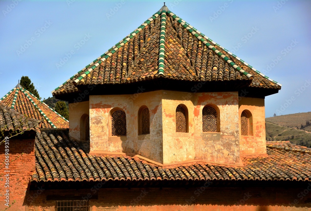 Architecture typique de Grenade avec toiture en tuile en forme de triangle, Grenade, Espagne, Europe 1 Architecture typique de Grenade avec toiture en tuile en forme de triangle, Grenade, Espagne, Europe 1