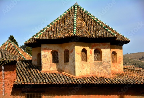 Architecture typique de Grenade avec toiture en tuile en forme de triangle, Grenade, Espagne, Europe 1