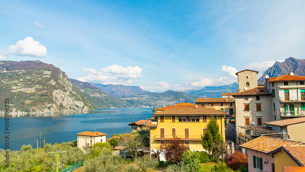 Φωτογραφία One of the traditional villages of Monte Isola (Mount Island), an island in the middle of the Lake Iseo, Italy