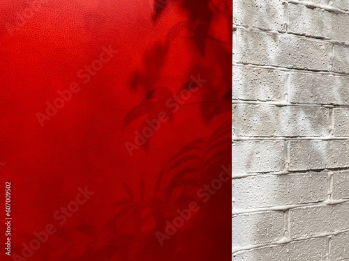 白のレンガと赤い壁に植物の影