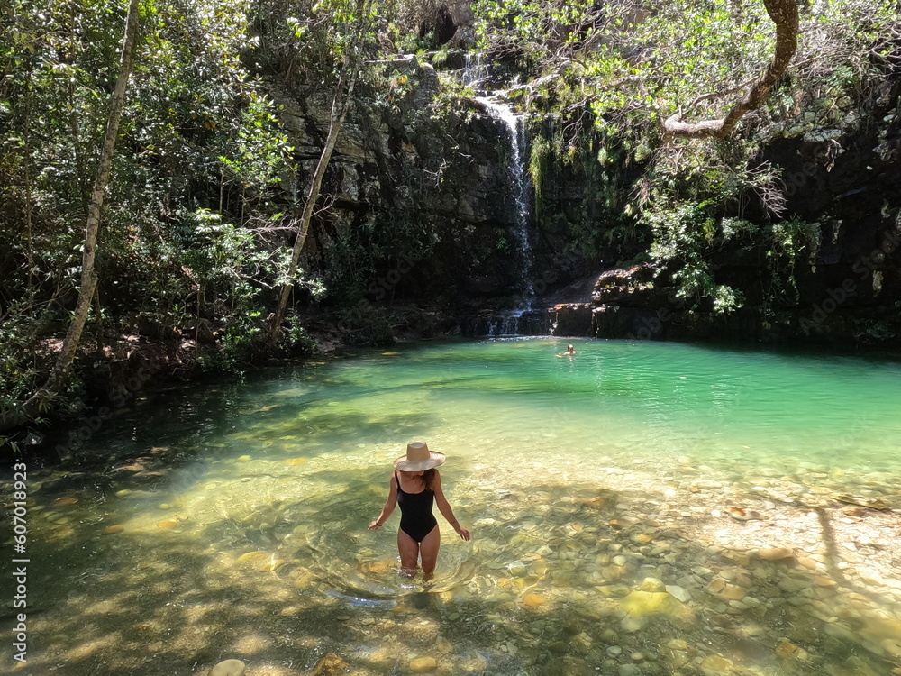 Fototapeta premium Turista no complexo Cachoeira do Loquinhas em alto Paraíso de Goiás, na chapada dos Veadeiros