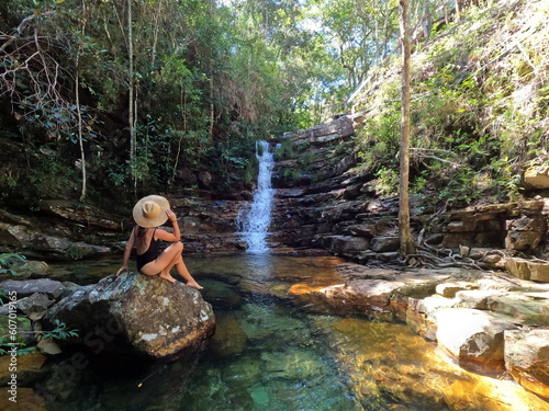 Turista no complexo Cachoeira do Loquinhas em alto Paraíso de Goiás, na chapada dos Veadeiros photo