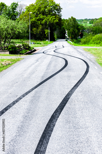 Bremsspuren auf einer Asphaltstrasse