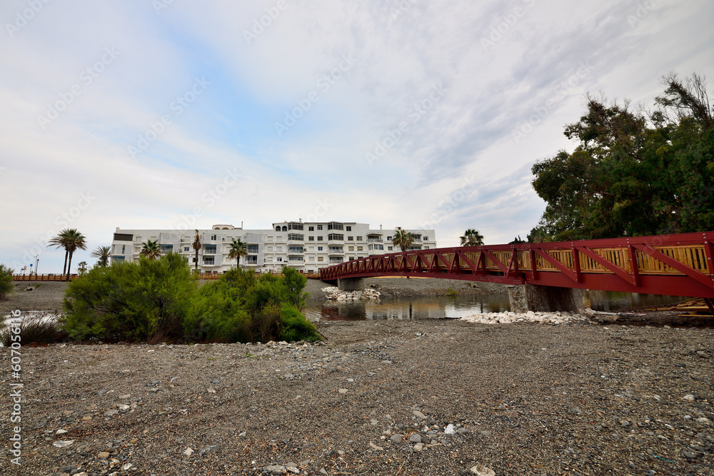 nuevo puente sobre un rio en Marbella costa del sol 