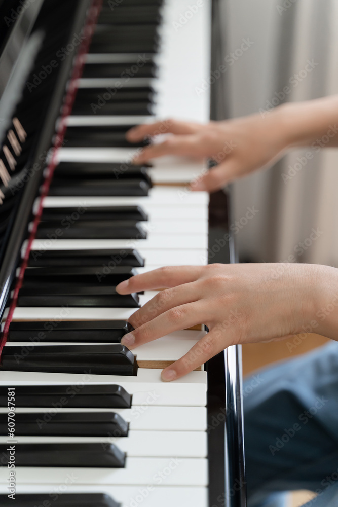 Obraz premium ピアノ教室で練習