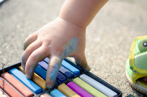 お絵描きする子供