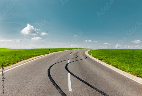 Bremsspur auf einer Asphaltstrasse