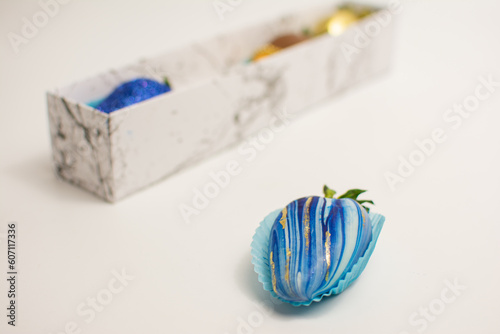caja fresas marmolizado azul photo