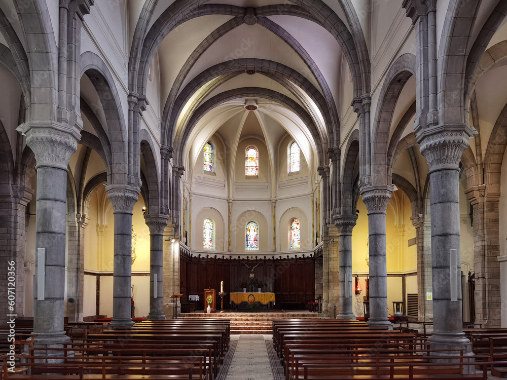 Interior e altar da Igreja de Nossa Senhora da Rocha em Biarritz no País Basco, França