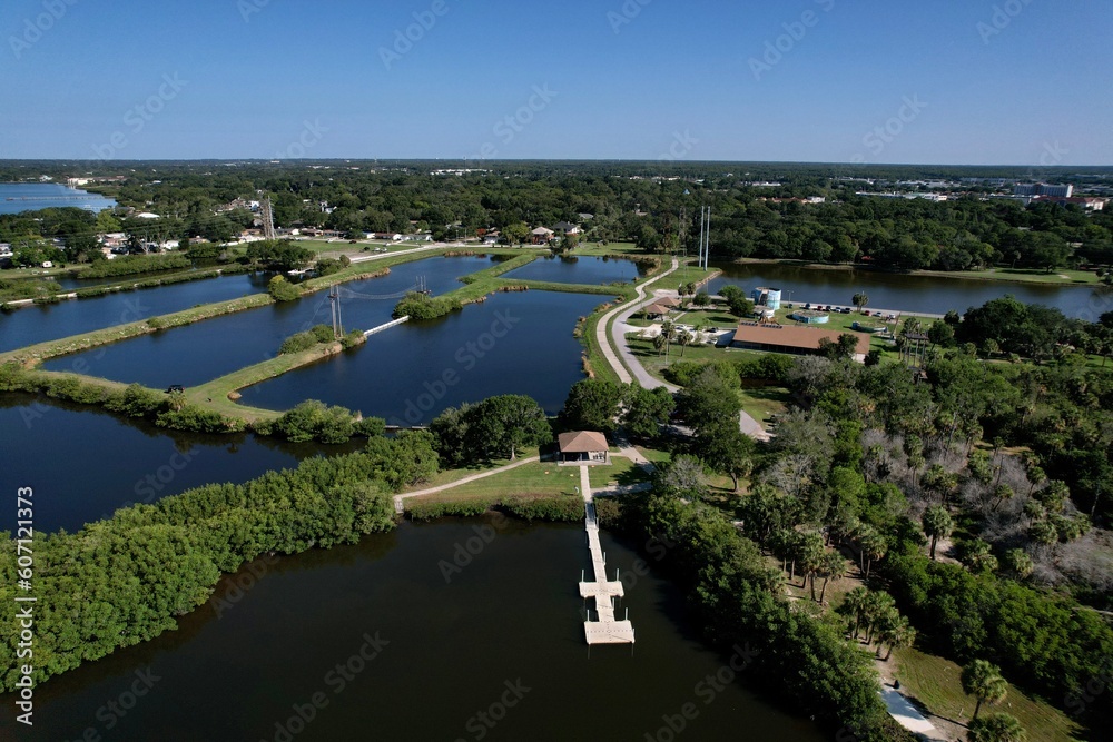 Fototapeta premium A drone photo of fishing pier in Tampa Bay, Florida. An aerial view of the natural beauty of a city park.