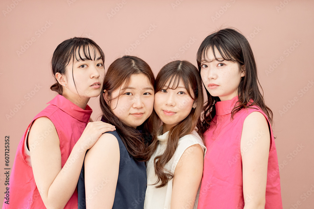 仲良しな若い女性4人組 仲良しな若い女性4人組