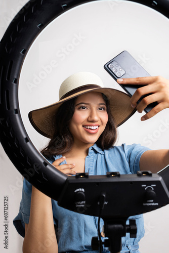 Tableau sur toile Young girl taking a selfie with a light ring