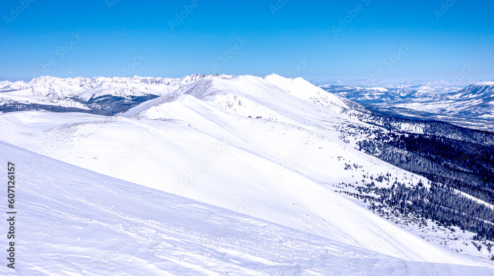 Obraz premium breckenridge colorado ski resort town and ski slope in spring