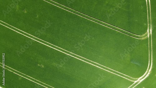 Drohne kreist über Feld mit Abstieg, Linksdrehung und Kreisel