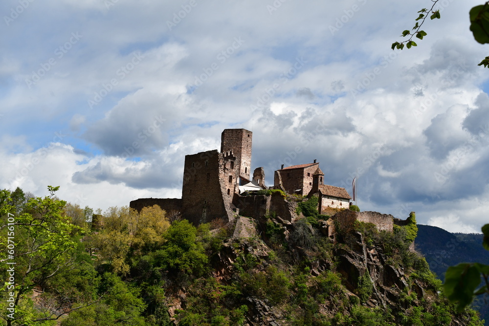Blick zur Burg Hocheppan in Südtirol 