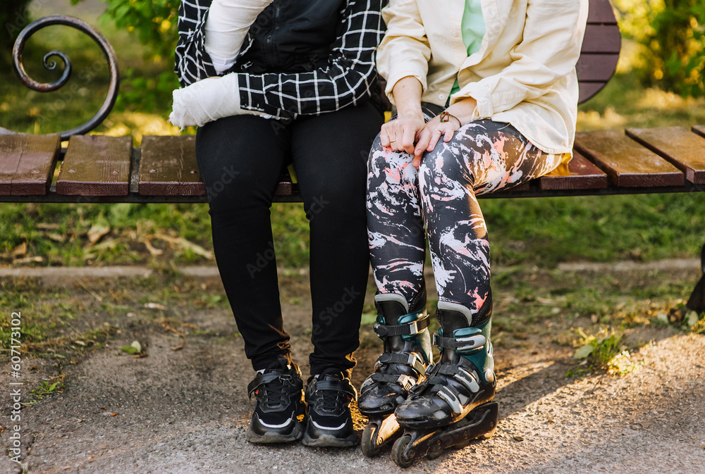Foto de A caring mother, girlfriend, sister in roller skates holds