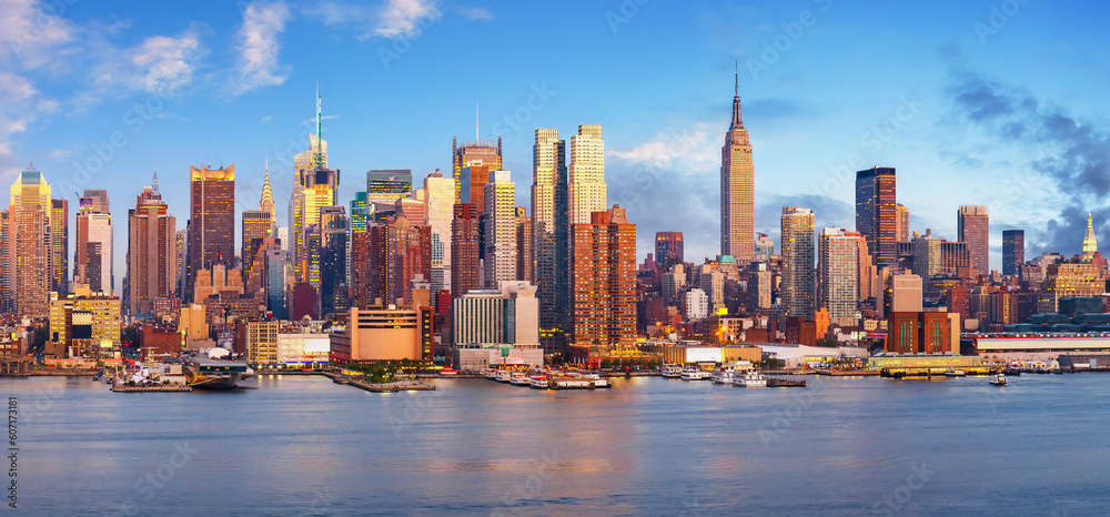 Fototapeta premium Manhattan skyline at sunset, New York