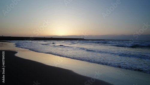 夕日が沈む石川県内灘町の浜辺の風景のスローモーション Slow motion of a beach scene in Uchinada Town, Ishikawa Prefecture at sunset. photo