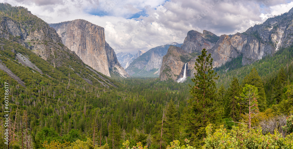 Yosemite tunnel viewpoint landscape California.