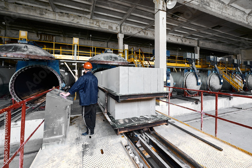 Fotografía Worker loads raw blocks into open tanks for hardening