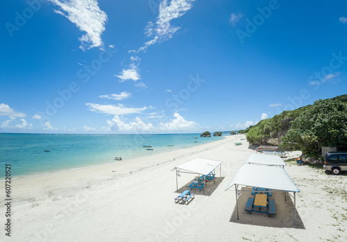 晴れた日の沖縄県南城市の名城ビーチの白い砂浜と透き通った海 © tnehala