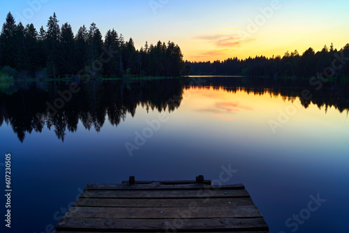 Der kleine Moorsee    tang de la Gru  rer im schweizerischen Kanton Jura. Abendstimmungen kurz vor und nach Sonnenuntergang.