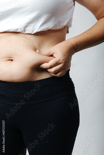 Women with abdominal fat, obesity problems, fat accumulation, diet, exercise, weight loss, postpartum women's abdomen fat accumulation after giving birth