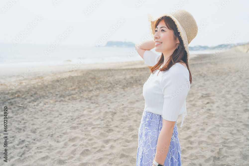 海辺で過ごす女性の横顔 海辺で過ごす女性の横顔