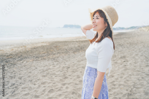 海辺で過ごす女性の横顔