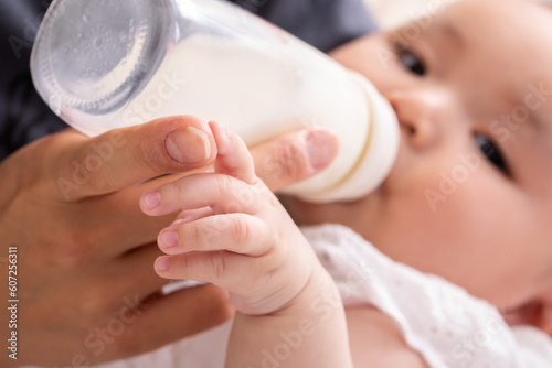 ミルクを飲む赤ちゃん baby drinking milk