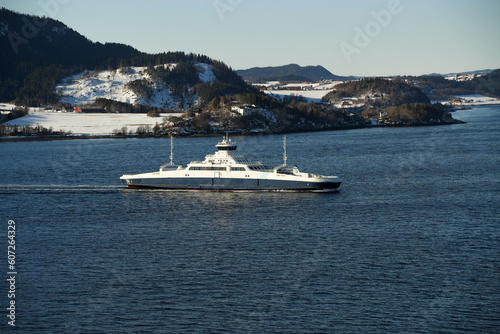 Fähren verkehren im Fjord vor Trondheim in Norwegen