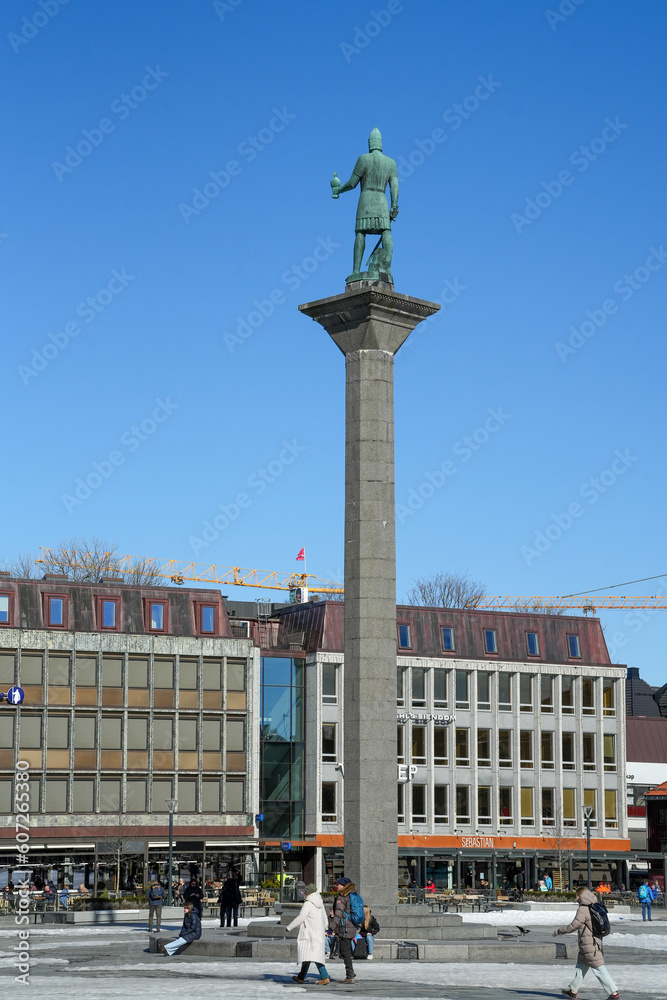 Fototapeta premium Auf dem Marktplatz von Trondheim mit Schnee im Winter