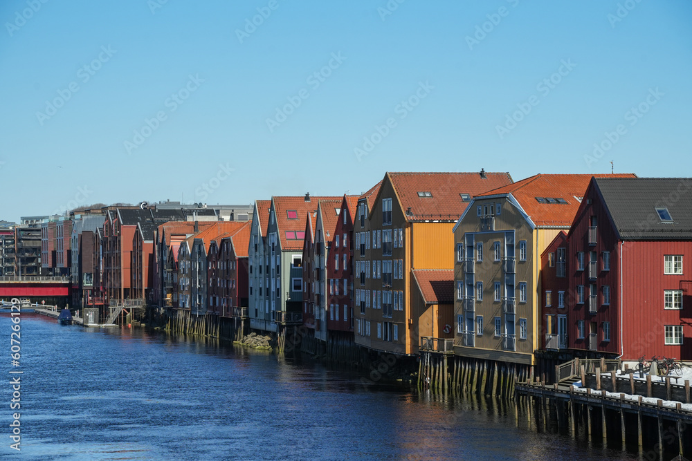 Alte norwegische Holzhäuser am Fluss in Trondheim