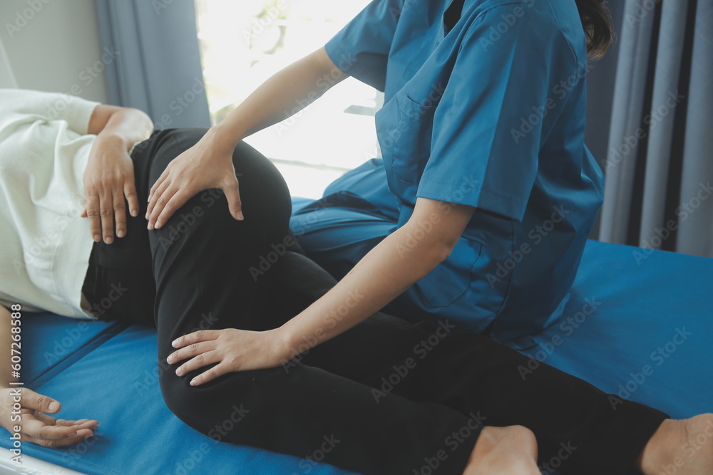 Obraz premium Physiotherapist working with patient in clinic, closeup