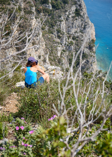 Foto scattata ad una ragazza lungo il Sentiero del Pellegrino che collega Noli a Varigotti.