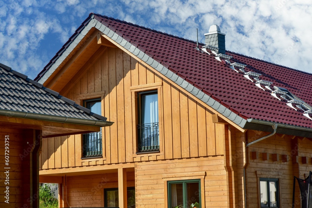 Modernes Holzhaus in Ständerbauweise mit Fassadenverkleidung aus lasiertem Nadelholz, alpine Architektur