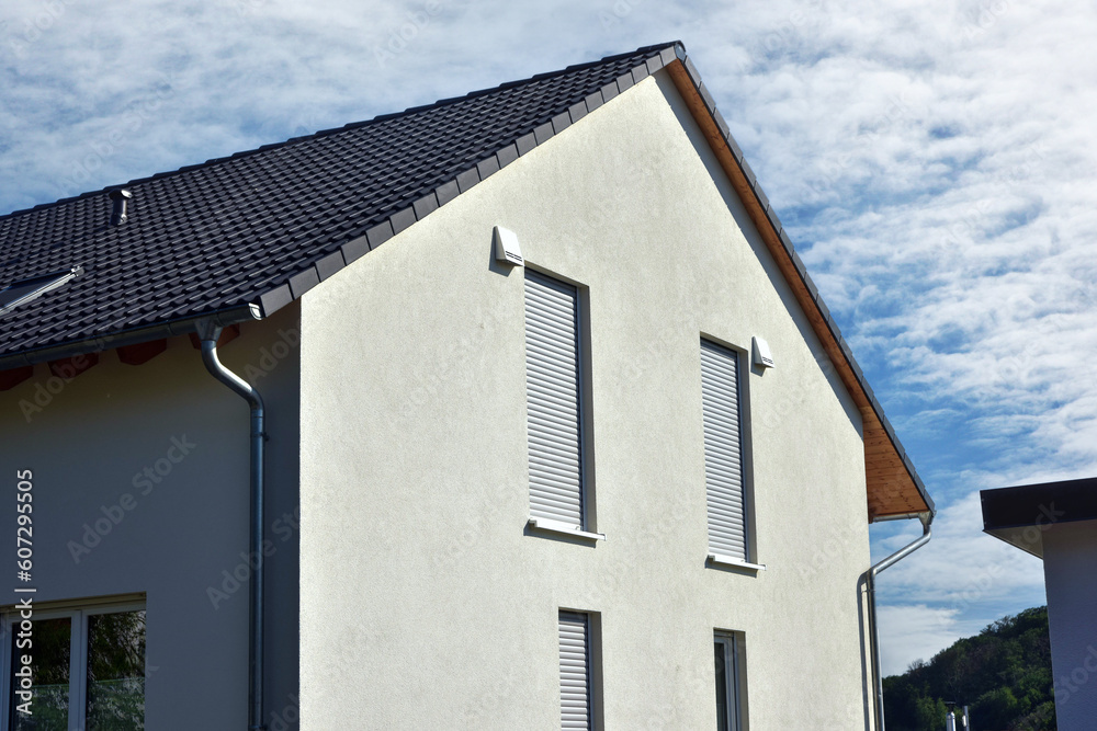Dachgiebel und Fassade eines neu gebauten modernen Wohnhauses Dachgiebel und Fassade eines neu gebauten modernen Wohnhauses